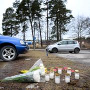 Blommor och ljus på parkeringen utanför Rekarnegymnasiet i Eskilstuna där en man i 20-årsåldern sköt till döds 6 april.