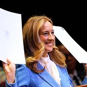 Mikie Sherril med två underskrivna dekret i samband med att hon svors in på januari. 