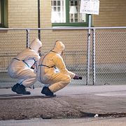 Polisens tekniker undersöker brottsplatsen utanför Nydalaskolan. 