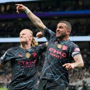 Erling Haaland och Kyle Walker firar mål.