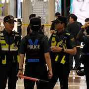 Polis på plats efter knivattacken i AK Plaza. 