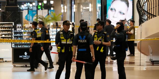 Polis på plats efter knivattacken i AK Plaza.  Ahn Young-joon / AP