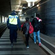 Ensamkommande flyktingbarn som anländer till Hyllie station i Malmö. 