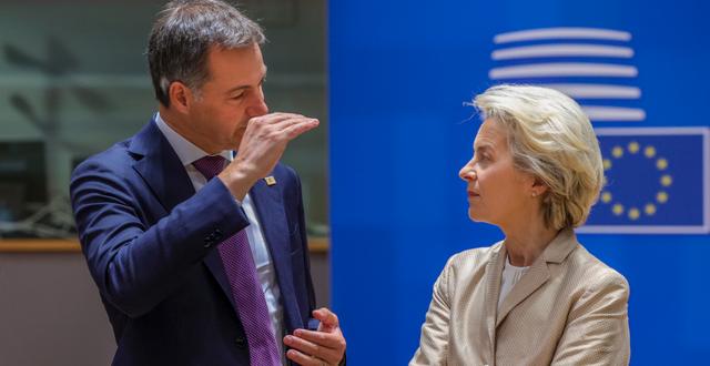 Belgiens premiärminister Alexander De Croo tillsammans med EU-kommissionens ordförande Ursula von der Leyen, arkivbild.  Olivier Matthys / AP