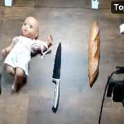 Hugga en docka i stället för en baguette var en uppgift, att stoppa en skruvmejsel i en brödrost en annan. Andra farliga uppgifter var att ställa en tryckluftsspray på en varm spisplatta och lägga ner en powerbank i vatten.