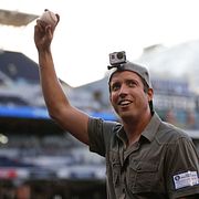 Gopros vd och grundare Nick Woodman kastade ceremoniellt en baseball vid en match i samband med bolagets börsnotering på Nasdaq. Arkivbild.