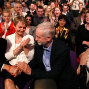 Jeremy Corbyn gratuleras av utmanarna Andy Burnham (vänster) och Liz Kendall (mitten)