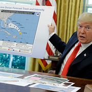 Trump med den omtalade kartan.