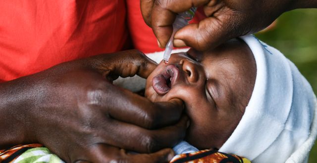 Ett barn får poliovaccin. Thoko Chikondi / AP