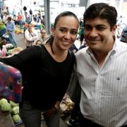 Carlos Alvarado Quesada tar selfie med en anhängare.