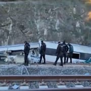 Stillbild från video från olycksplatsen nära Adamuz, Spanien som publicerats av spanska räddningstjänsten.  