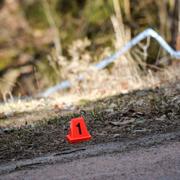 Polis och avspärrningar på platsen där en kvinna hittades död i Silverdalen i Hultsfreds kommun.