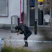 Polis på plats efter en explosionen i en butik i Geneta i Södertälje på måndagskvällen. 