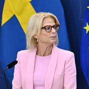 Elisabeth Svantesson och Ebba Busch på presskonferensen. 