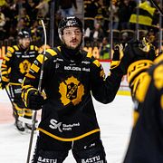 Skellefteås Oliver Okuliar jublar efter 2-0.