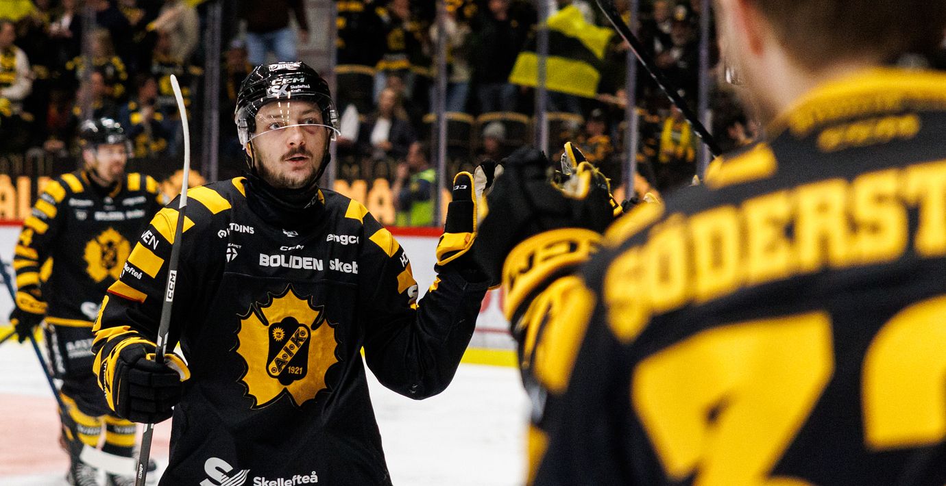 Skellefteås Oliver Okuliar jublar efter 2-0.