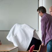 Den misstänkte åklagaren dolde sig under en handduk vid tidigare förhandlingar.