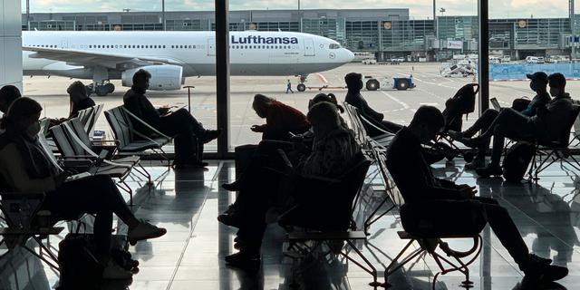 ”Hela flygindustrin lider av flaskhalsar och personalbrist, särskilt i Europa”, skriver Lufthansa i en kommentar till resetidningen Business Traveller.  Martin Meissner / AP