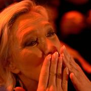 Marine Le Pen reagerar på vallokalsundersökningarna den 30 juni 2024. 