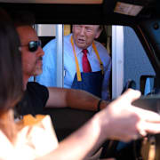 Trump talar med kunder i en McDonald’s drive-through under ett kampanjstopp i Pennsylvania i oktober 2024.
