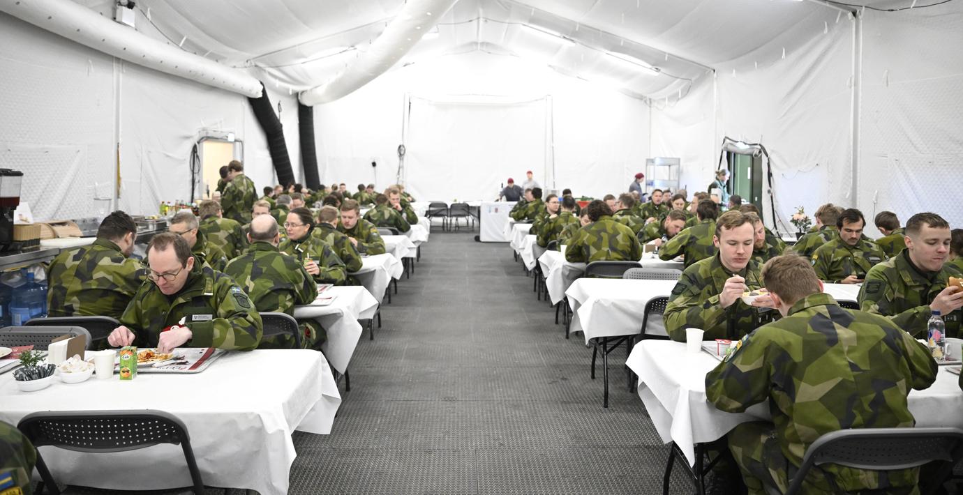 Lunch på Camp Valdemar i Lettland då den svenska bataljonen under sex månader ingår i Natos multinationella styrka.