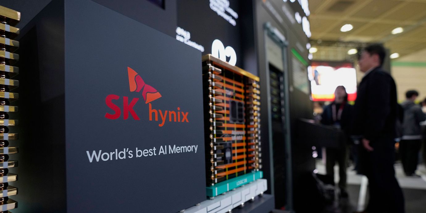 En modell av SK Hynix A model of SK Hynix högbandbreddsminne (HBM).