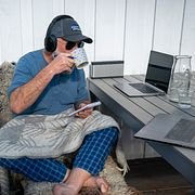 En man hemmajobbar på sin terrass i Oslo under coronapandemin 2020. Även då krävde uppmanade EU anställda att inte åka in till kontoret.