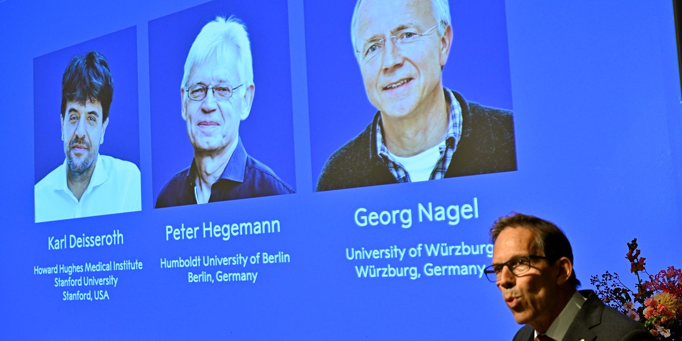 Karl Deisseroth, Peter Hegemann och Georg Nagel tilldelas 2026 års Nobelpris i fysiologi eller medicin. Det meddelades vid en pressträff på Nobel Forum vid Karolinska Institutet i Stockholm.
