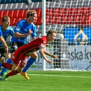 ÖFK:s Johan Bertilsson dyker efter bollen Halmstads straffområde.