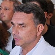 Oppositionskandidaten Flávio Bolsonaro talar med journalister under ett kampanjbesök i São Paulo i tisdags.