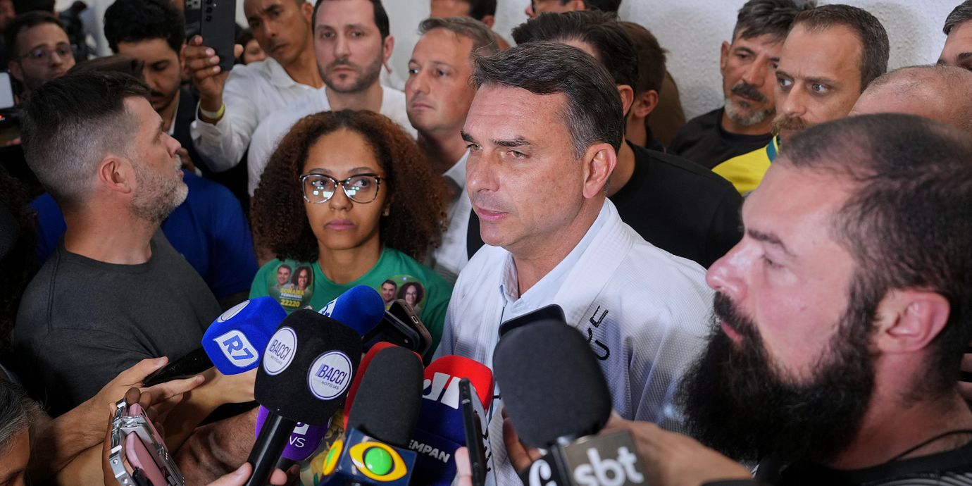 Oppositionskandidaten Flávio Bolsonaro talar med journalister under ett kampanjbesök i São Paulo i tisdags.