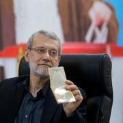 Larijani visar sina id-handlingar i samband med registreringen. 