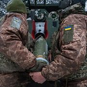 Ukrainska artillerister i närheten av fronten i februari.