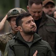 Volodymyr Zelenskyj under en flaggceremoni i Ukraina 2022.