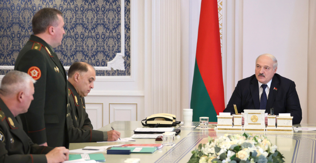 Belarus president Aleksandr Lukasjenko i möte med militära ledare på måndagen Nikolai Petrov