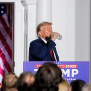 Arkivbild. Donald Trump dricker ur en plastflaska. 