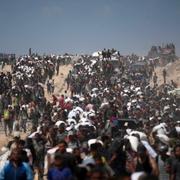 Palestinier med mjölsäckar i Gaza.