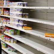 En kvinna handlar i ett snabbköp i Venezuelas huvudstad Caracas.
