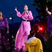 Gladys del Pilar, programledaren Sanna Nielsen och Shirley Clamp under tisdagens Allsång på Skansen.