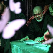 Ahmad Vahidi vid Ali Khameneis kista.
