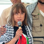 Greta Thunberg inför avfärden från Sicilien.