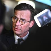 Statsminister Ulf Kristersson (M) besöker minnesplatsen nära Skärholmens centrum. 