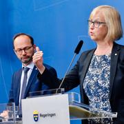 Infrastrukturminister Tomas Eneroth och Trafikverksts GD Lena Erixon vid presskonferens om Nextjets konkurs den 18 maj i år.