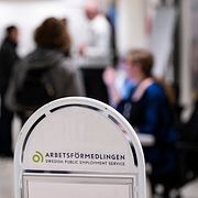 Arbetssökande vid receptionen på Arbetsförmedlingen på Regementsgatan i Malmö. Arkivbild.