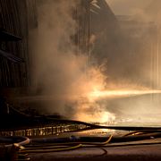 En kraftig brand har lett till att delar av industriområdet på Ringön på Hisingen i Göteborg fått spärras av