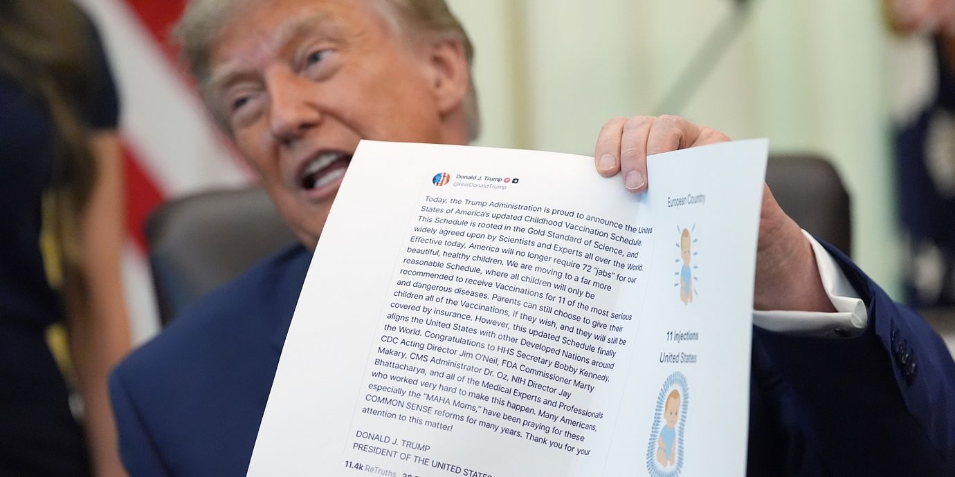 USA:s president Donald Trump håller upp ett inlägg som han själv skrivit på Truth Social.