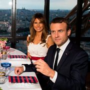 År 2017 charmade Emmanuel Macron sin amerikanske motsvarighet med en middag i toppen av Eiffeltornet.