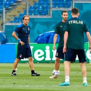 Italiens förbundskapten Roberto Mancini tillsammans med sina spelare under träningen på Olympiastadion i Rom under torsdagen.