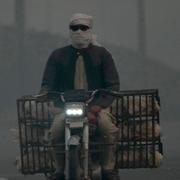 En motorcykel kör genom Lahore.