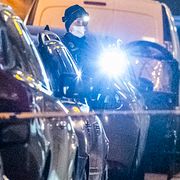 Polisen sökte av brottsplatsen efter teknisk bevisning.